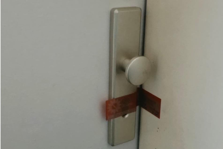 Die Eingangstür zur Wohnung des mutmaßlichen Schützen wurde von der Polizei versiegelt.