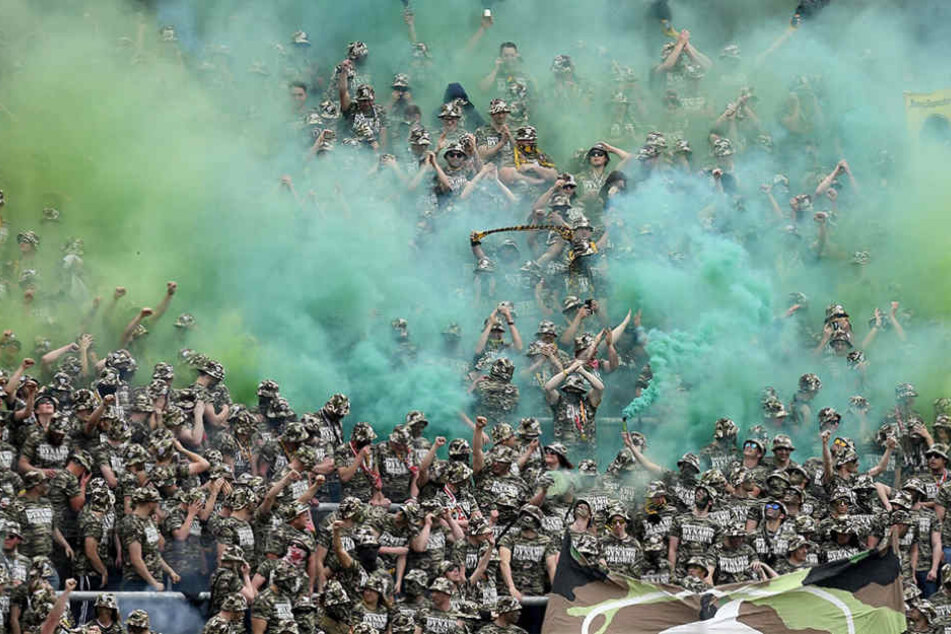 Aktionen, die kein Mensch braucht! Die „Army Dynamo“ im „Camouflage“-Look sorgte in
Karlsruhe für mächtige Randale.