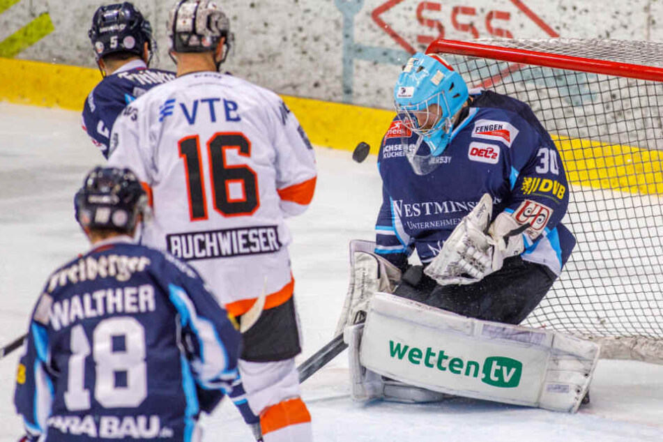Eislöwen-Keeper Riku Helenius (r.) hatte eine gute Übersicht und zeigte starke Paraden.