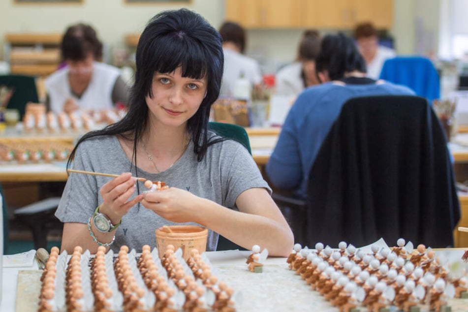 Elisa Pflug (27) arbeitet bei "Wendt & Kühn" als Figurenmalerin. Am Sonntag verlässt sie ihren Arbeitsplatz und fliegt nach Japan.