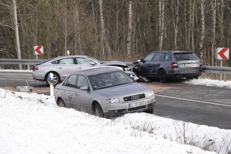 Ein Audi landete bei dem Unfall im Straßengraben.