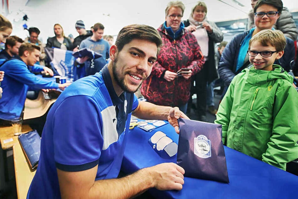 DSC-Keeper Stefan Ortega (25) hat für die kleinen Anhänger vom Sportclub Geschenke verpackt.