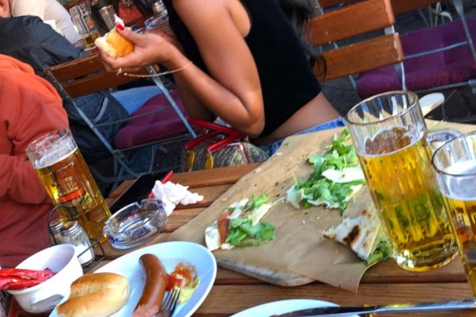 Rindswurst, Flammkuchen und Bier: Das Model ließ es sich mit ihren Freunden gut gehen.