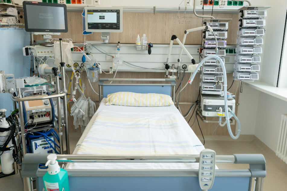 Ein Intensivbett in einem Dresdner Krankenhaus, daneben eine Herz-Lungen-Maschine.