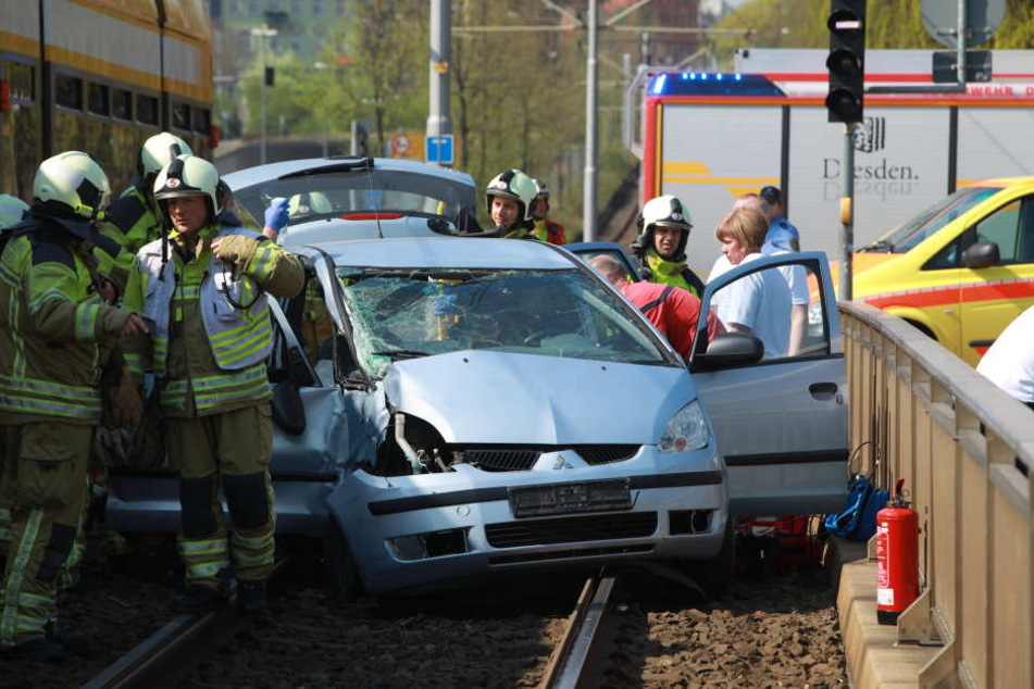 Die Person auf der Beifahrerseite musste von der Feuerwehr aus dem Wrack befreit werden.