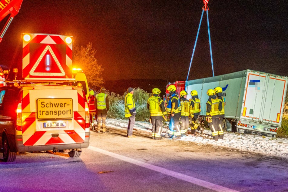 Am Montag ist ein Lkw auf der A7 bei Schuby verunglückt. Für die aufwendige Bergung musste die Autobahn voll gesperrt werden.