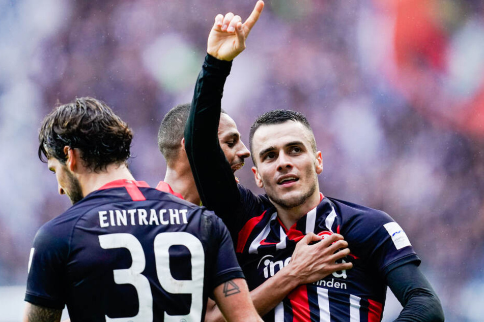 Filip Kostic (Re.) ist aktuell nicht aus der Stammformation der Eintracht wegzudenken.