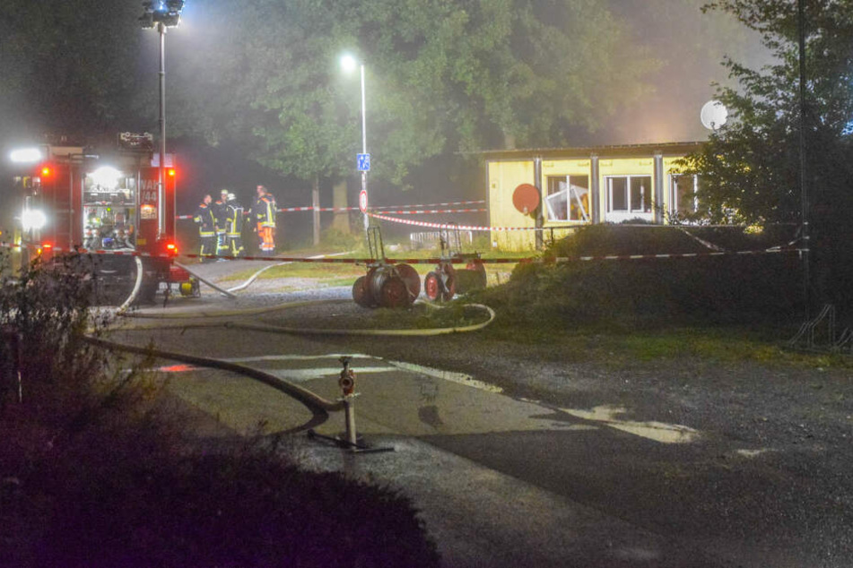 Die Feuerwehr konnte den Mann nur noch tot aus dem Wohncontainer bergen.