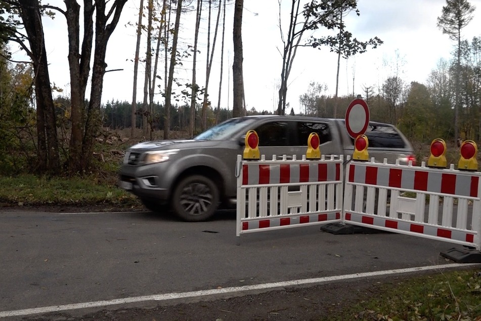 Die Strecke zwischen Heimburg und Elbingerode ist aktuell aufgrund des Sturms gesperrt. Einige Autofahrer missachten jedoch diese Sperrungen und schieben sie einfach zur Seite.