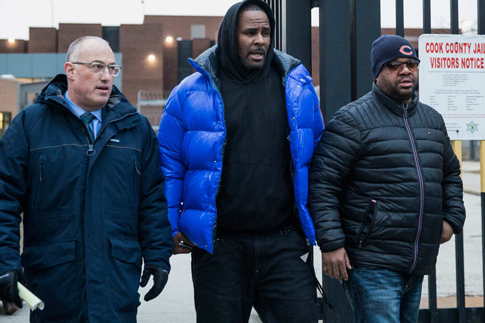Im Februar diesen Jahres verließ Kelly mit seinem Anwalt Greenberg (links) das Cook County Gefängnis, jedoch erst nach der Zahlung einer Kaution in Höhe von 100.000 Dollar.