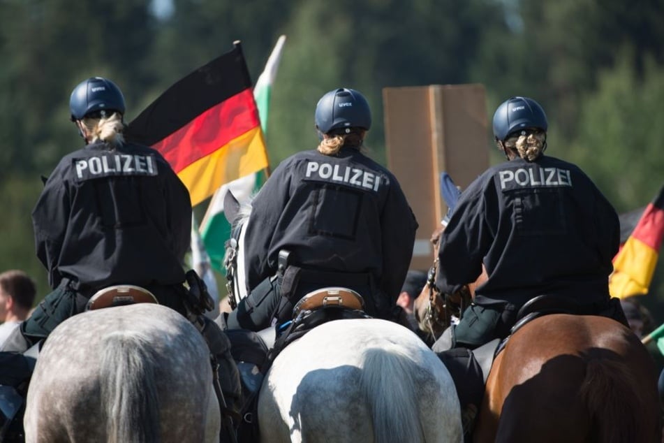Polizeireiter werden oft bei Demonstrationen und Fußballspielen eingesetzt.