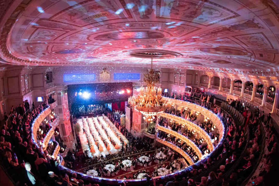 Die Debütanten-Paare tanzen während des 15. SemperOpernballs.