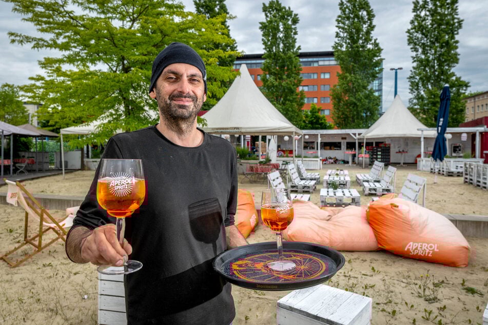 Gastro-Chef Marcel Kummers (37) freut sich auf die Gäste am Uferstrand.