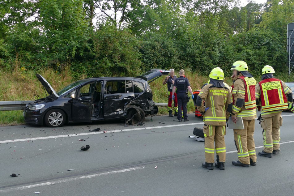 Der VW Touran hatte auf dem Seitenstreifen der Bundesstraße gehalten, als der Opel Corsa gegen das Uber-Fahrzeug krachte.