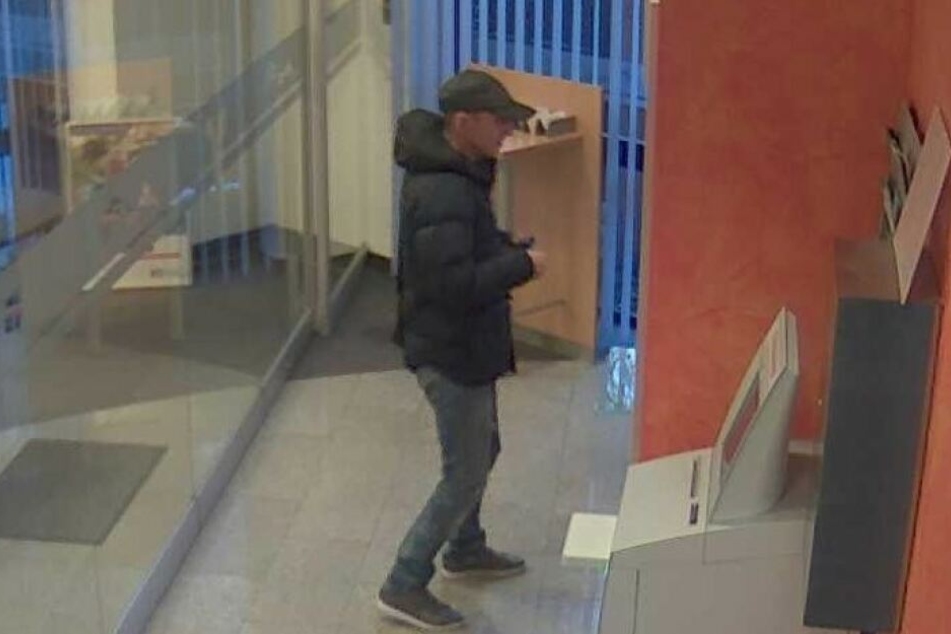 Mit der geklauten EC-Karte wollte er Geld vom Konto seines Opfers abheben.