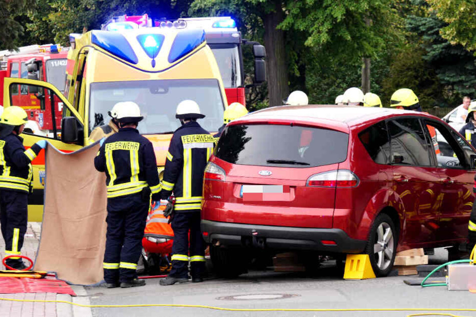 Einsatzkräfte der Feuerwehr befreiten die Frau. Sie wurde schwer verletzt.