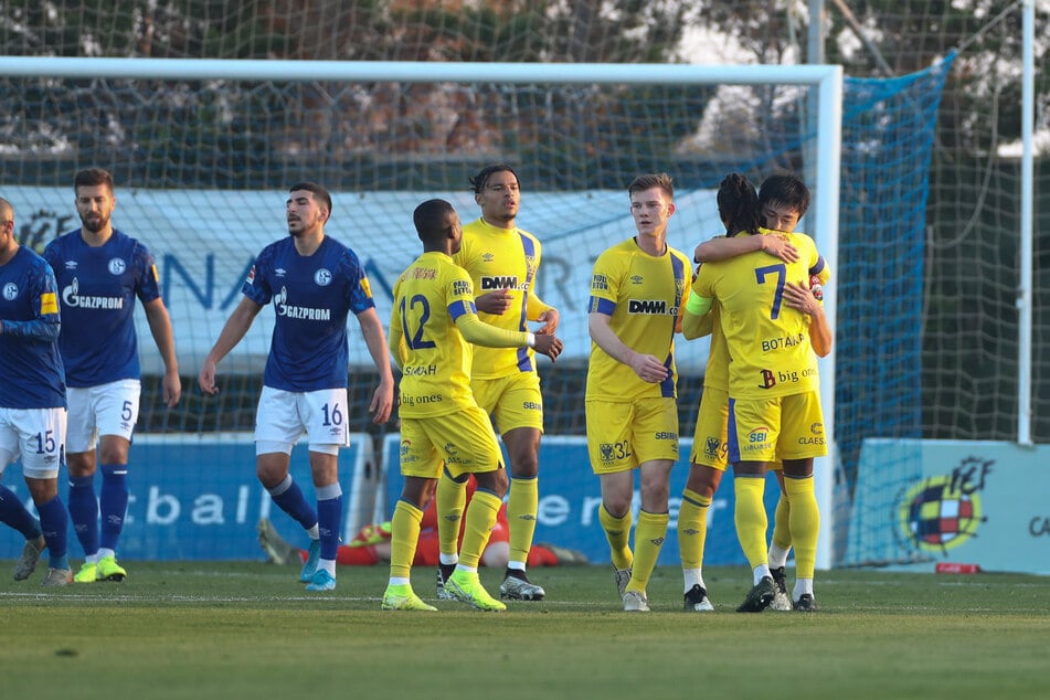 Samuel Asamoah (M., Nr. 12) lief mit dem belgischen Klub St. Truiden unter anderem schon gegen Schalke 04 auf.