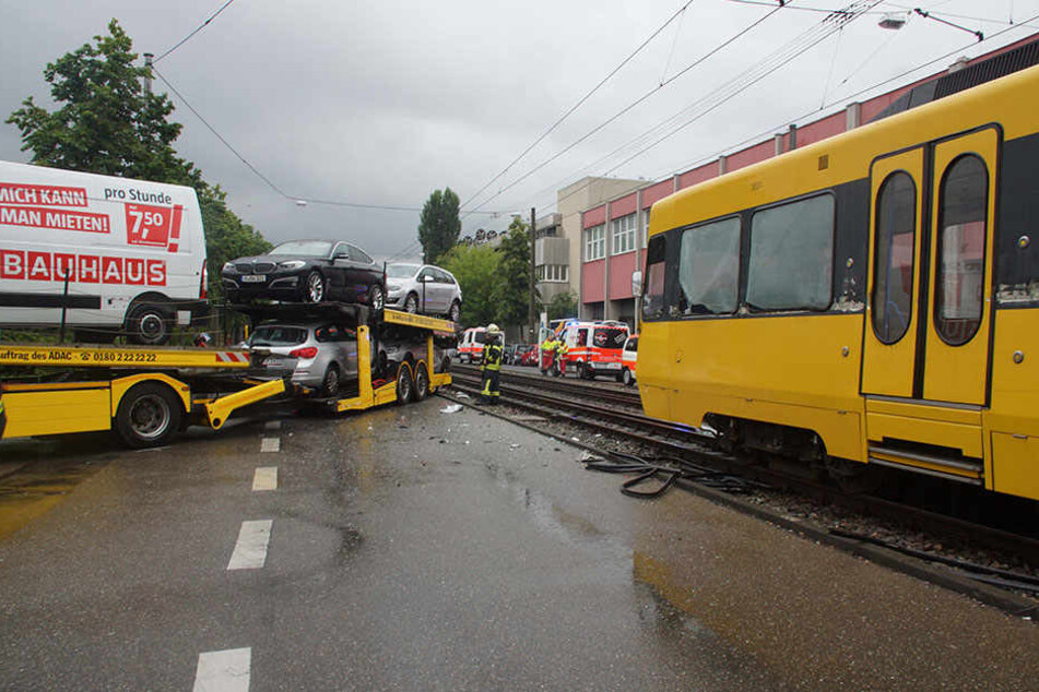 Nicht nur der Lastwagen hat einiges abbekommen, auch die Stadtbahn nahm erheblichen Schaden.