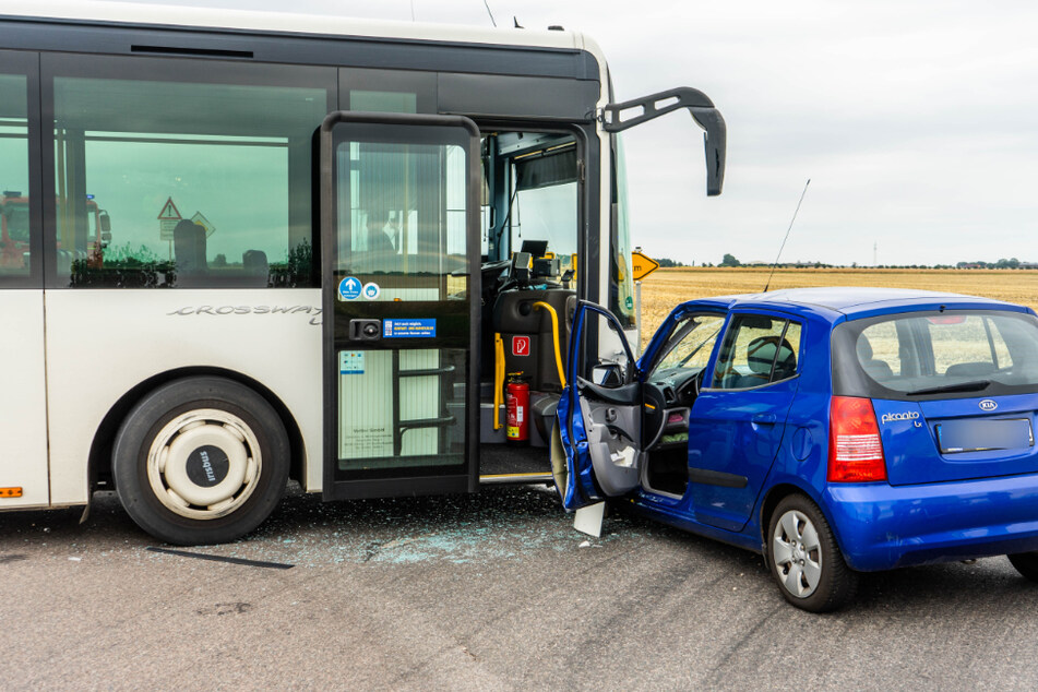 Linienbus und Auto krachen zusammen: Zwei Frauen verletzt, darunter eine Schwangere