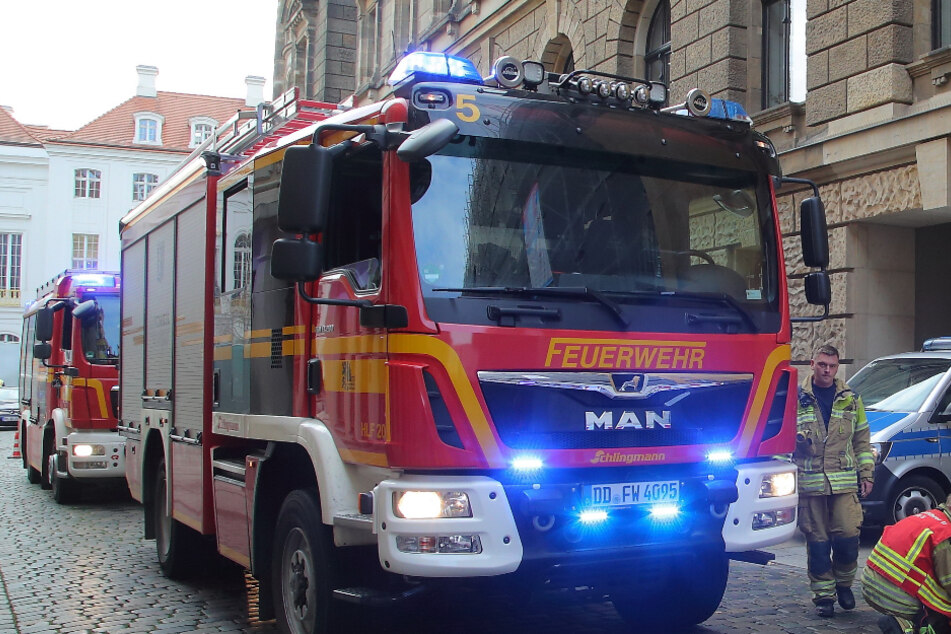 Dresden: (Fast) alle mussten raus! Dresdner Feuerwehr räumt die Polizei