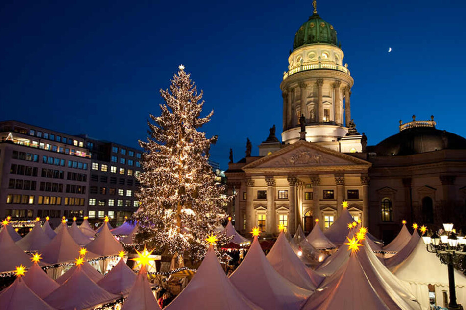 Bei Nacht entfalten der Weihnachtsmarkt seinen ganzen Zauber.