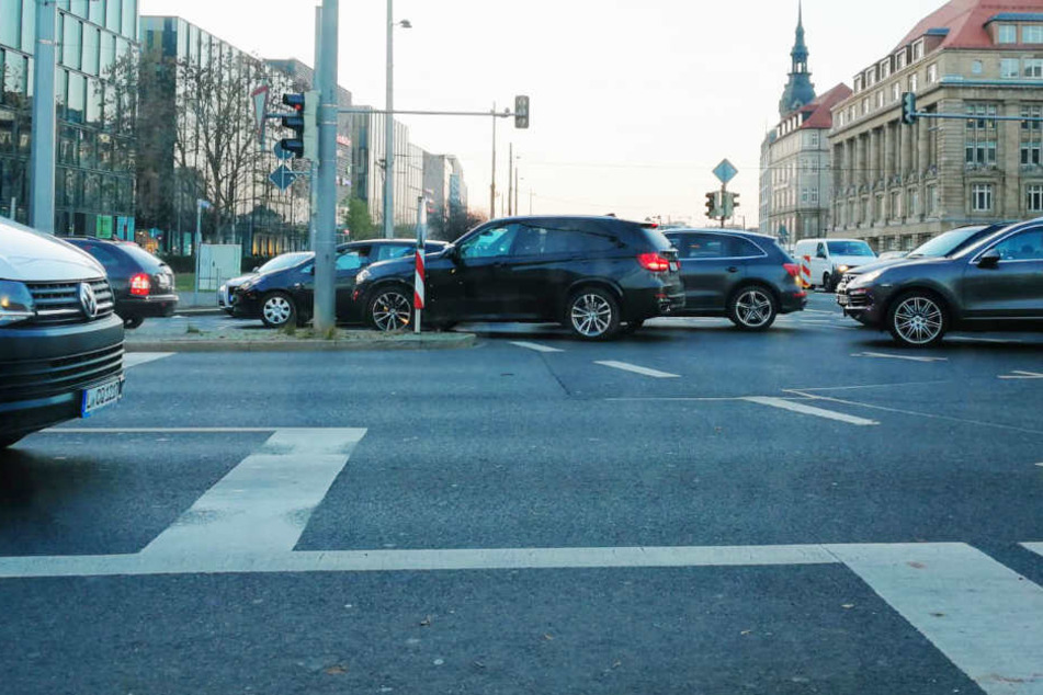 Im Schneckentempo bewegen sich die Karossen in Richtung Parkhaus.
