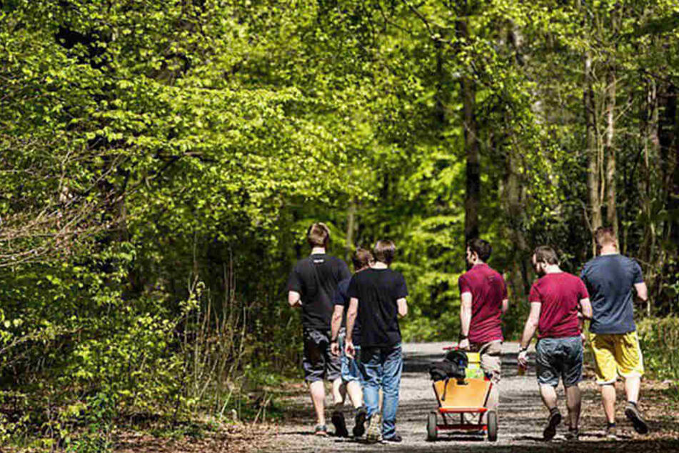 Viele Männer verbrachten den Tag in der Gruppe mit einem bierbepackten Bollerwagen. Nicht immer blieb es dabei friedlich. (Symbolfoto)