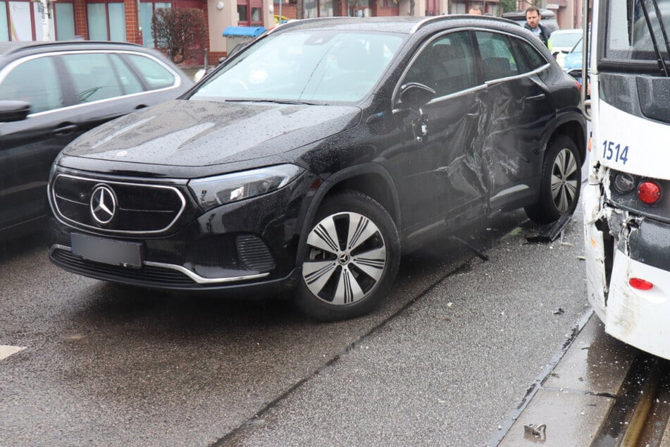 Mercedes kracht nach Fahrfehler gegen Stadtbahn: Vier Verletzte in Mannheim