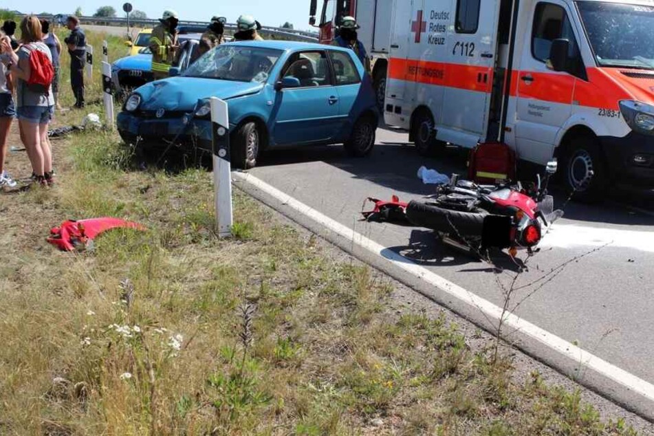 Der schwer verletzte Motorradfahrer kam per Rettungshubschrauber in eine nahegelegene Klinik.