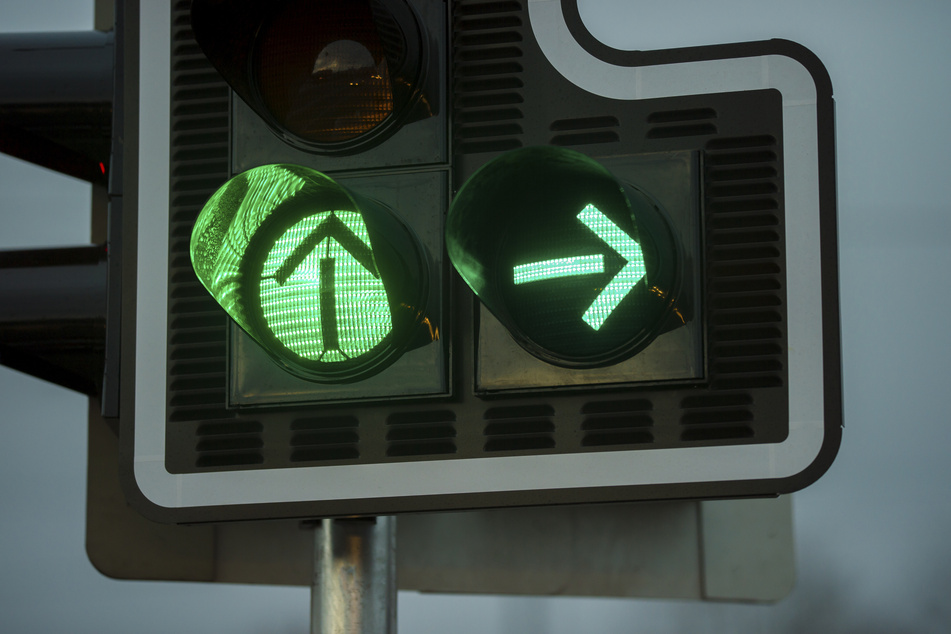 Am Montag eskalierte ein Streit zwischen zwei Autofahrern an einer Ampelkreuzung in Mönchengladbach dermaßen, dass die Polizei eine Strafanzeige stellte (Symbolbild).