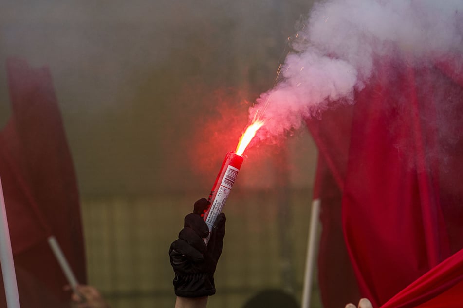 Nach dem Fußballspiel warfen Leipzig-Fans Pyrotechnik in Richtung der Jena-Anhänger. (Symbolfoto)