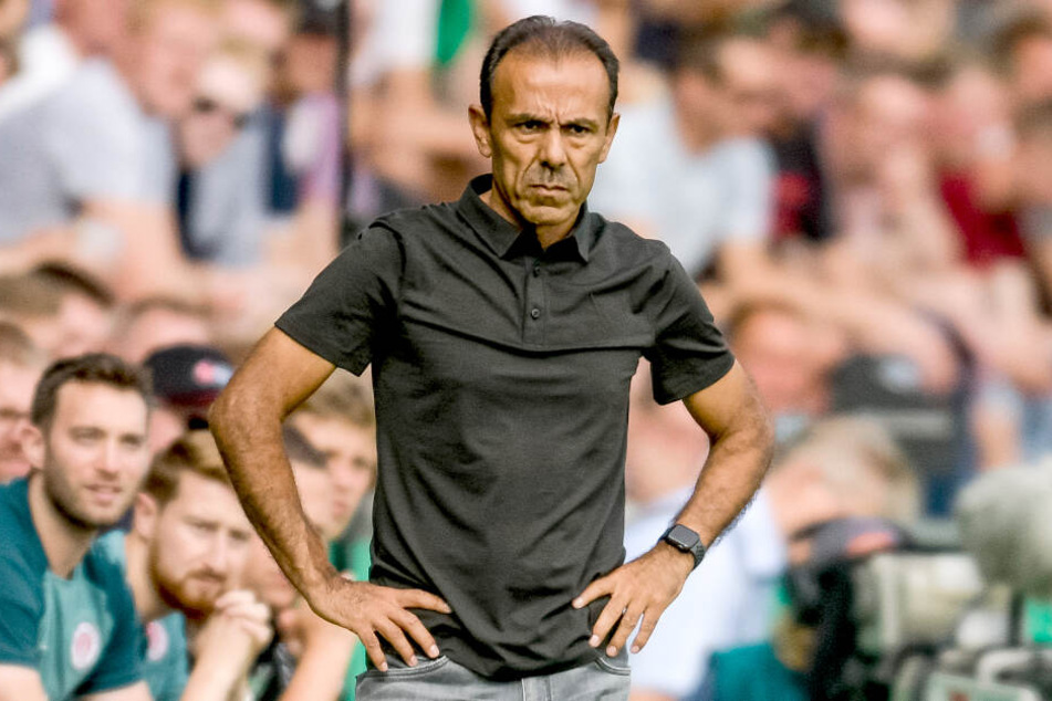 St. Paulis Trainer stand mit ernster Miene am Spielfeldrand. Mit der Leistung seiner Mannschaft war er nicht zufrieden.