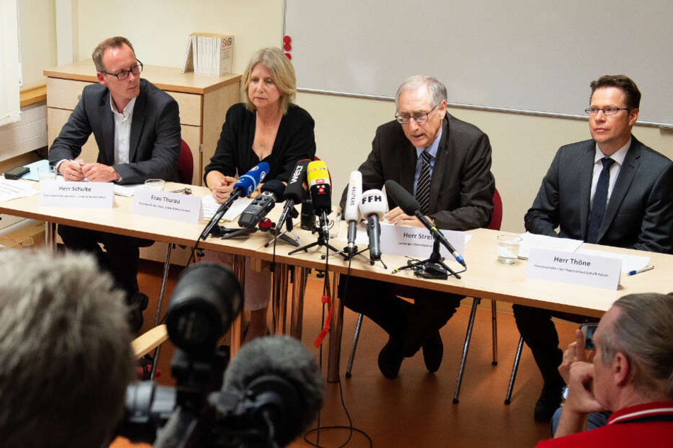 Christoph Schulte (l-r), Pressesprecher des hessischen Landeskriminalamtes, Sabine Thurau, Präsidentin des hessischen Landeskriminalamtes, Horst Streiff, Leitender Oberstaatsanwalt, und Andreas Thöne, Pressesprecher Staatsanwaltschaft Kassel sitzen bei ei