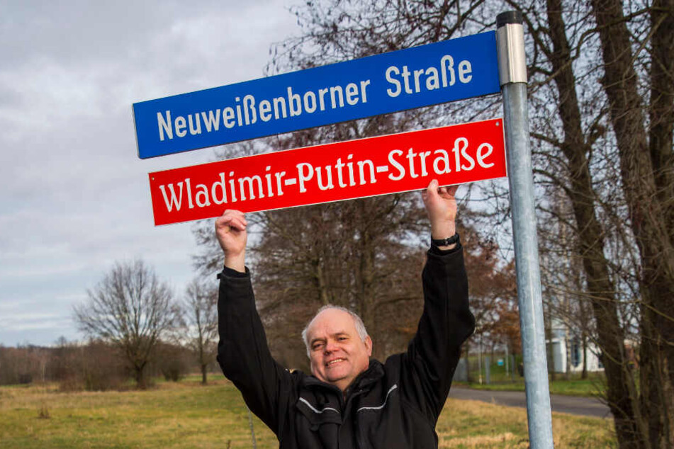 "Die Straße zum sowjetischen Munitionslager Altenhain wurde in Anspielung an den speziellen Besucher einmal spaßeshalber nach Putin benannt", zeigt Heimatforscher Volker Killisch (54). Das Schild gibt es noch.