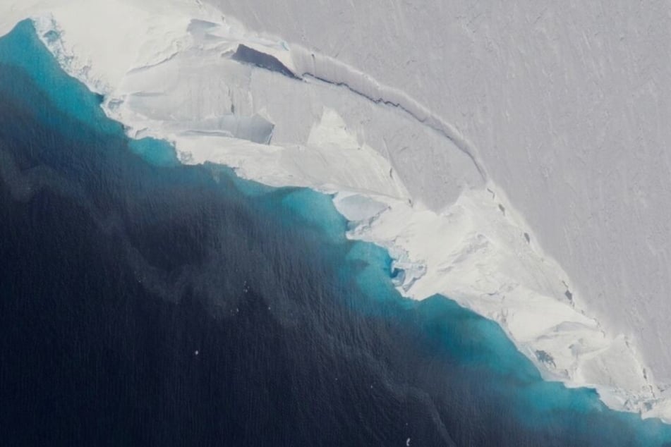 Der Thwaites-Gletscher, undatierte Aufnahme, die aus der Luft gemacht wurde. In Rekordgeschwindigkeit wächst unter dem Gletscher in der Antarktis ein riesiger Hohlraum.