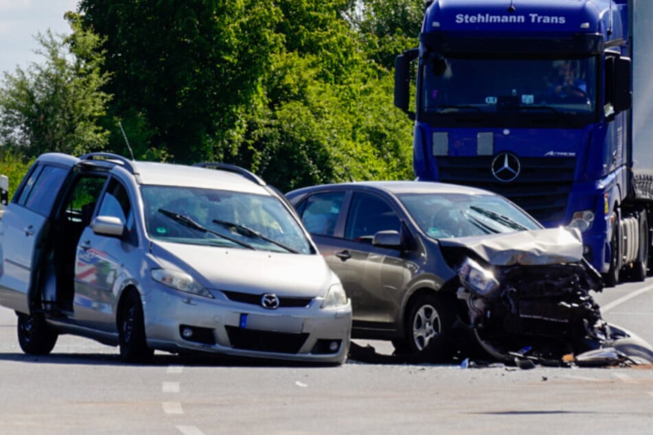 Unfall vor Karls Erlebnis-Dorf sorgt für Stau: Kia-Fahrerin fährt über rote Ampel