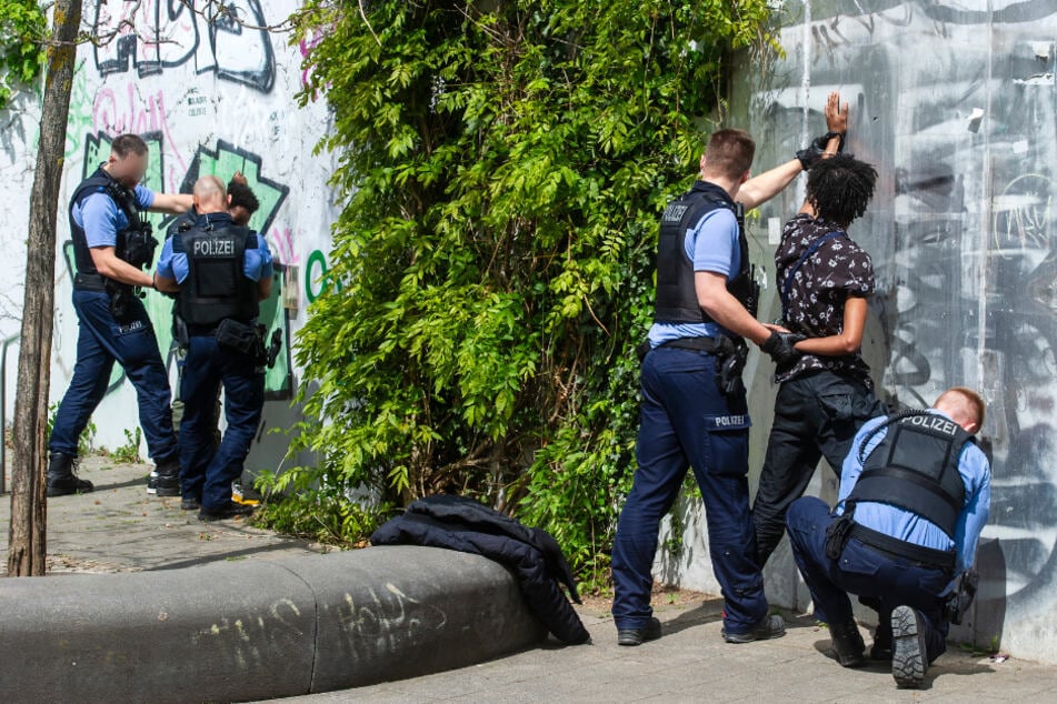 Ob Streitschlichtung oder Drogenrazzia: Regelmäßig gibt es Polizeieinsätze Am Wall.