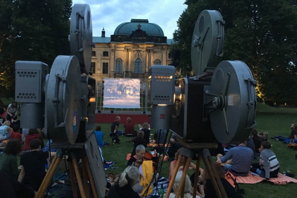 Ein bisschen wie Inception: Film schauen vor filmischem Hintergrund