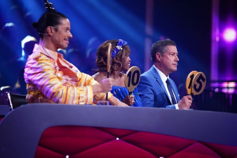 Die Jury (v.l.) Jorge González, Motsi Mabuse und Joachim Llambi gibt 30 Punkte für die Samba von Ella Endlich und Valentin Lusin.