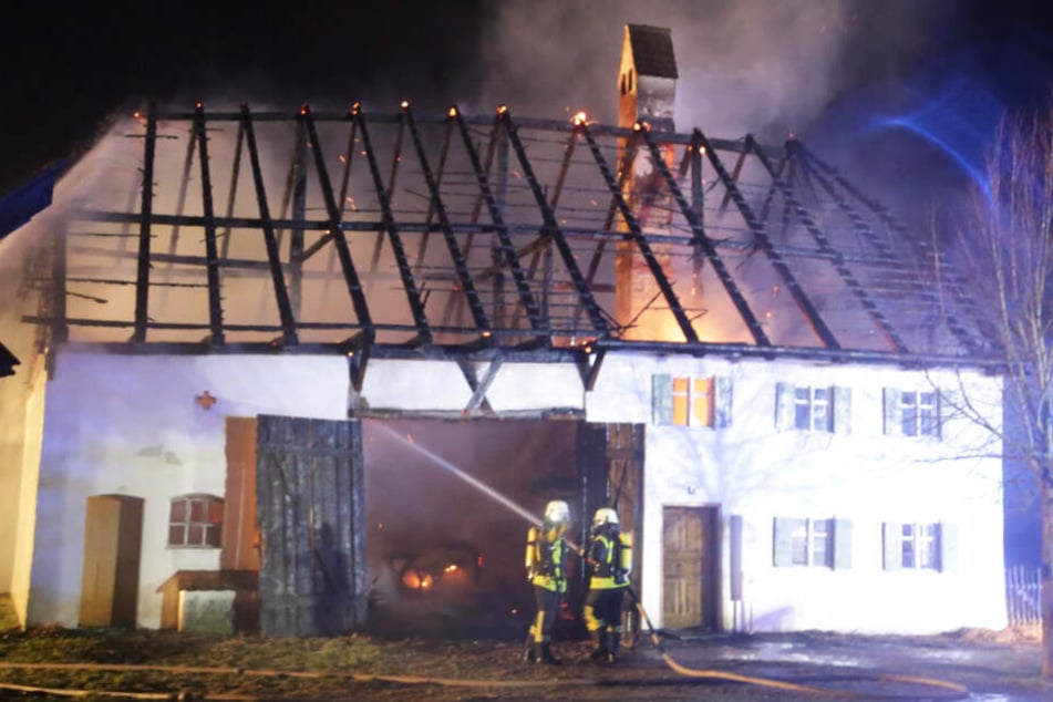Die umliegenden Feuerwehren konnten den Brand letztlich löschen.
