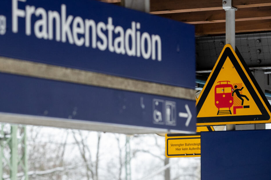 An der S-Bahnstation Frankenstadion sind zwei Jugendliche ums Leben gekommen.