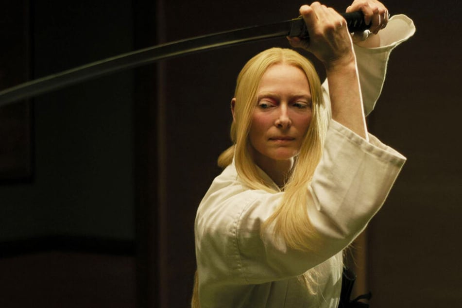 Die Schottin Zelda Winston (Tilda Swinton) weiß sich mit ihrem Samurai-Schwert bestens zu helfen.