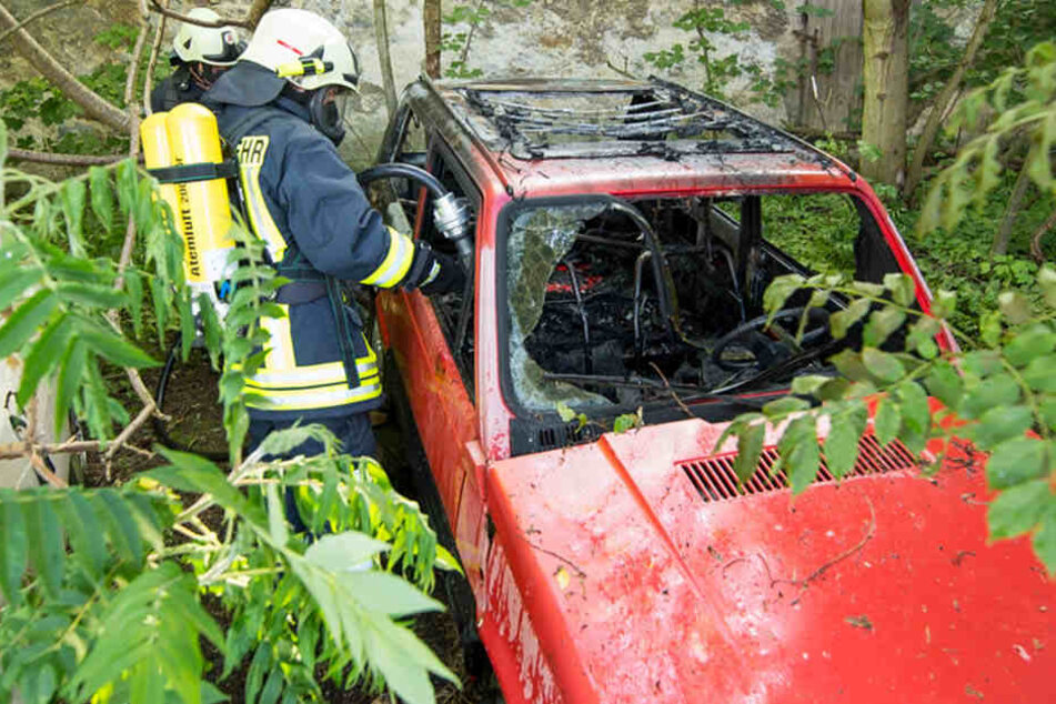 Dort brannte ein Auto ab, das zwei zündelnde Kinder in Brand gesteckt hatten.