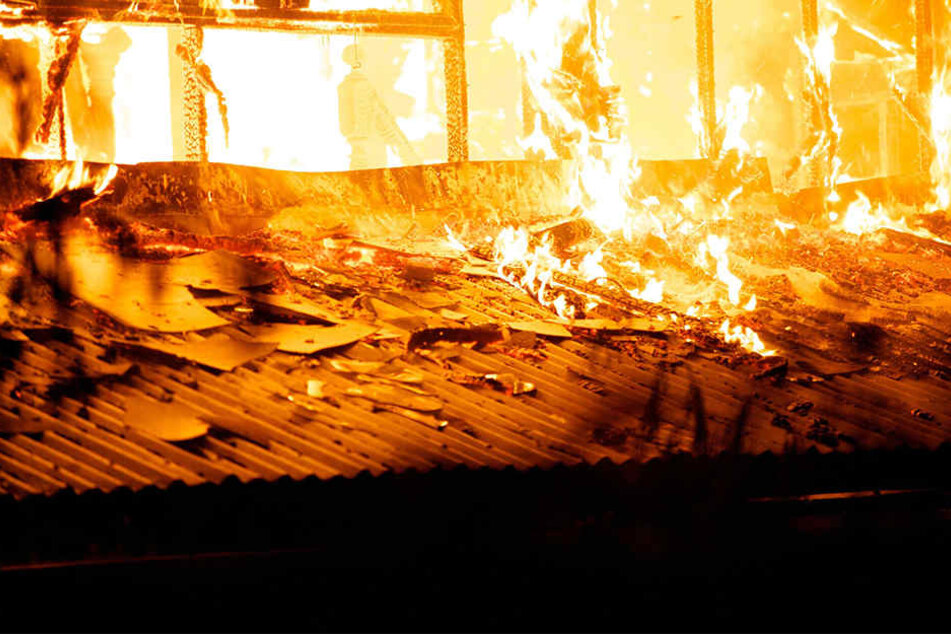 Das Feuer wurde gelöscht und die Rettungsarbeiten laufen weiter. (Symbolbild)