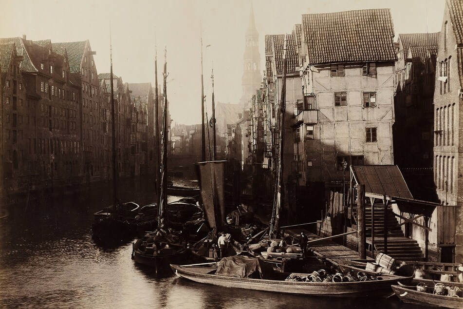 Das nördliche Ufer der Wandrahminsel (links im Bild), fotografiert von Georg Koppmann (†1909).
