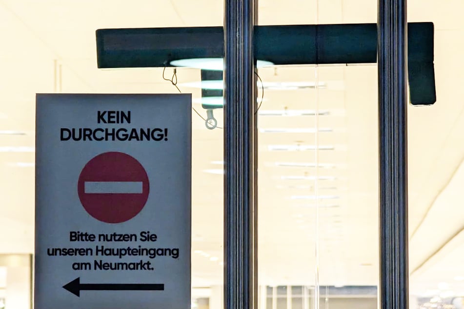 Zwei solcher Holzkanten versperren die Fluchtwegtüren, müssen im Notfall weggeklappt werden.