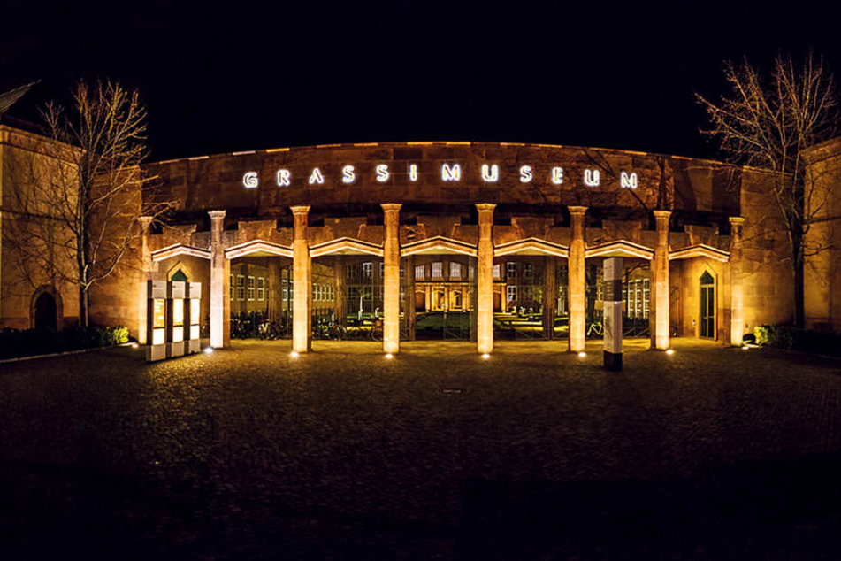 Das Grassi Museum für Völkerkunde sammelt in einem lebendigen Archiv Fotos
und Geschichten von Menschen und ihrer Körperkunst.