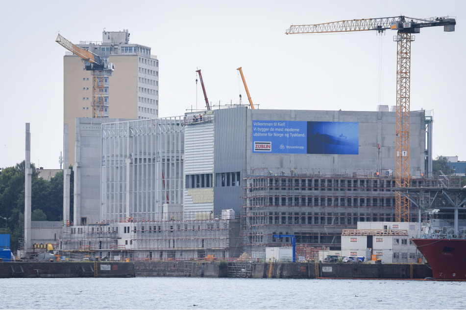 Am Ostufer der Kieler Förde ließ TKMS erst kürzlich eine neue Produktionshalle für U-Boot errichten. (Archivbild)