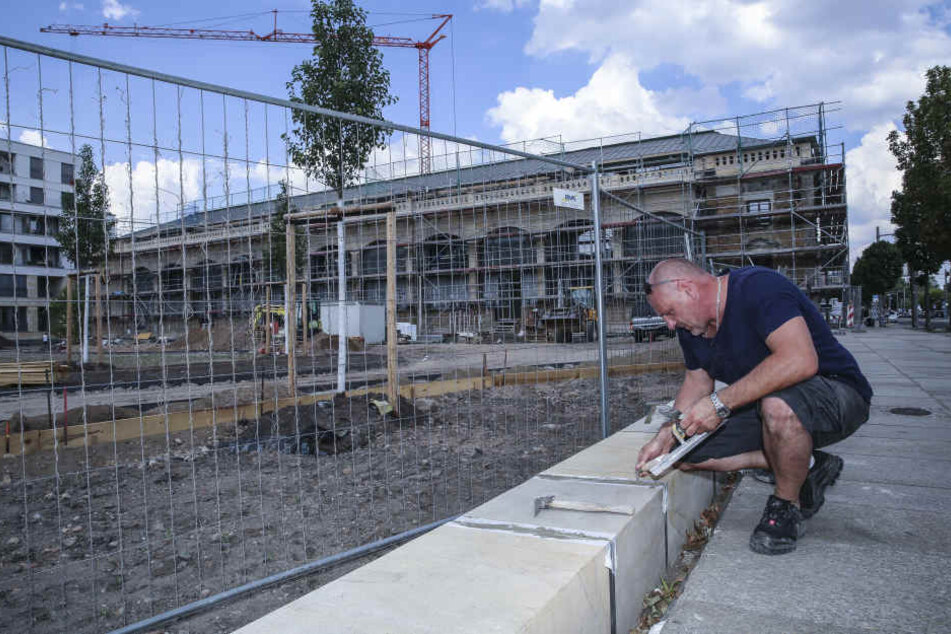 Jeden Tag schuften die Arbeiter bei großer Hitze, damit die einstige historische Gartenanlage bald wieder in neuem Glanz erstrahlt.