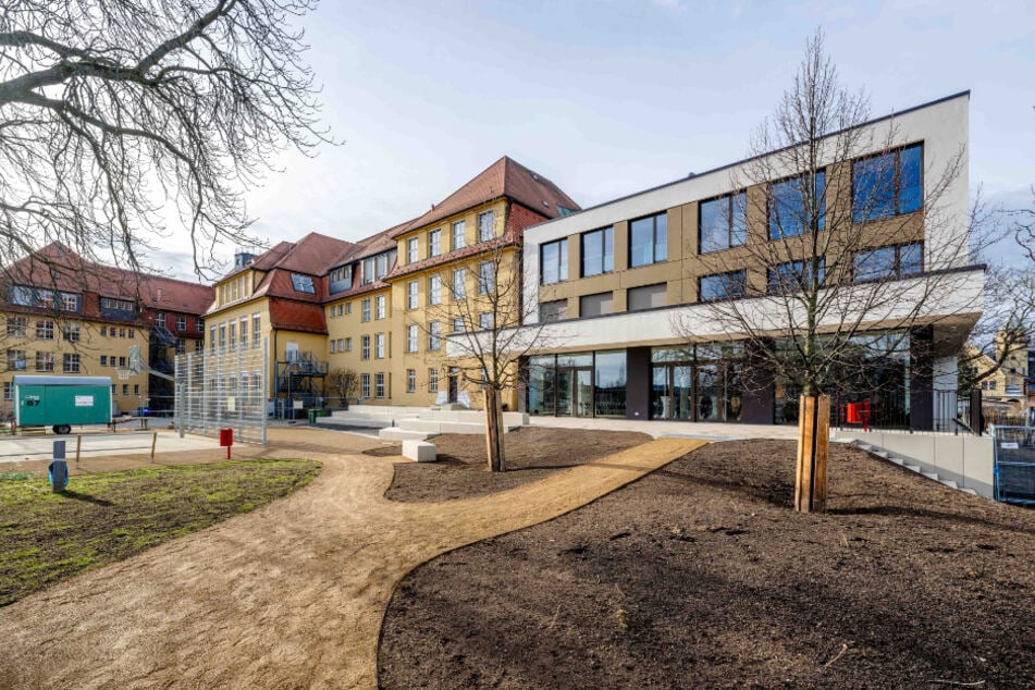 Im Johannes-Kepler-Gymnasium gibt's einen neuen Anbau und eine moderne Außenanlage.